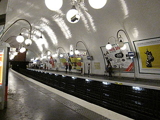 パリ　地下鉄駅の様子